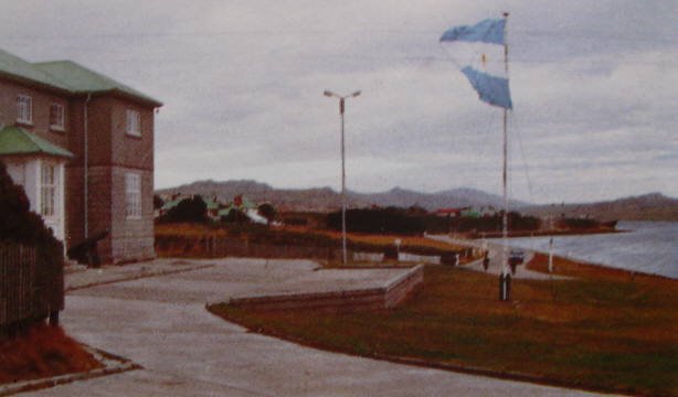 Bandera Argentina flameando en Puerto Argentino