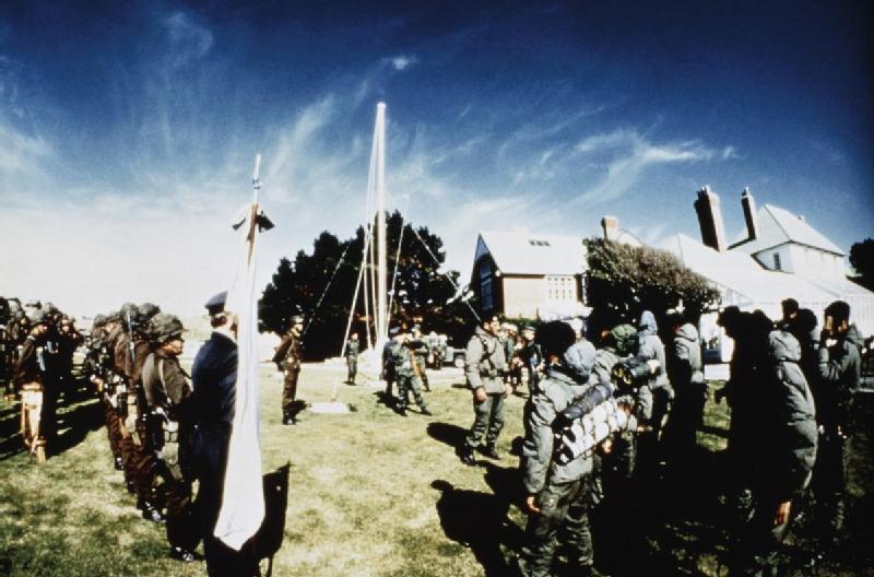 RI Mec 25 izando la Bandera Argentina