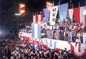 El 30 de Octubre de 1983 Despus de muchos aos de crisis y dictaduras militares, se restituy en nuestro pas la ansiada democracia. Se recuerda la vuelta del pueblo argentino a la plena vigencia de las instituciones democrticas, y el fin de la dictadura, con las elecciones generales del 30 de octubre de 1983, en la que triunf la frmula presidencial promovida por el partido de la Unin Cvica radical (U.C.R.), conformada por el Dr.