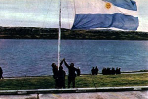 Su blanco est en los montes 
y en su azul se tie el mar