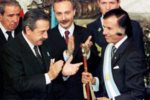 Asumen su primer presidencia Carlos Menem