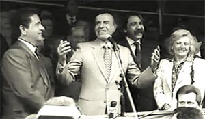 El 8 de Julio de 1989 Luego de pactarse una renuncia a la Presidencia de Ral Alfonsin, por la insostenible situacin econmica y social que se encontraba sumido pas, asume el riojano Carlos Sal Menem el cargo a Presidente de la Nacin, acompaado por el Vicepresidente Eduardo Duhalde, hecho que no se daba desde el ao 1928 que se pasaban la banda presidencial entre dos presidentes constitucionales, e incluso algunos aos ms desde 1916 que no lo hacan entre dos hombres de distintos colores polticos.<br><br>Para llegar a la Casa Rosada, Menem tuvo que derrotar primero en las internas celebradas por el Partido Justicialista a Antonio Cafiero del ao 1988 y as ira de esta forma como candidato por el FREJUPO, Frente Justicialista Popular, a las elecciones presidenciales contra Eduardo Angeloz, por la Unin Cvica Radical.