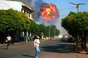 El 3 de Noviembre de 1995 Explota en la ciudad cordobesa de Ro Tercero una fbrica de armamento militar donde hubo que lamentar 7 personas muertas y ms de 300 heridos, con infinidad de casas destrudas y daadas, donde qued toda la ciudad tristemente maquillada con municiones de guerra y esquirlas propias de las tremendas explosiones del polvorn.