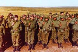 El 11 de Abril de 1982 No era un domingo de Pascuas ms para los argentinos, ya que se encontraba en marcha el conflicto blico que marcara a la nacin desde all y para siempre, confrontando con un poderoso enemigo, pirata de todos los puntos cardinales del planteta, ya desde haca aos haba invadido nuestro suelo, y durante estas pascuas nuestros hijos, padres y hermanos se encontraban en esta lucha despareja e incoherente, escuchando atentamente la arenga que ofreca el Teniente Coronel Mohamed Ali Seineldin, luego de enterrar en la cabecera de la Pista de Puerto Argentino, un rosario lleno de fe, y con la enjundia de todas las almas que haban jurado defender a la Patria.<br><br>As mientras el Papa Juan Pablo II exhortaba a ambas naciones a deponer su actitud, Seineldn recitaba:<br><br>
Omnipotente seor de las batallas que con su poder y providencia eres el rey de reyes de los cielos, la tierra y el mar:<br><br>
Porque nos ordenaste honrar al padre y a la madre en el cobijo de la patria terrena<br>
Porque nos enseaste a dar a Dios lo que es de Dios y al Cesar lo que es del Cesar<br>
Porque nos aseguraste que no estar contigo es estar contra ti<br>
Porque nos aconsejaste buscar primero el reino de Dios y su Justicia<br>
Porque caste en la tierra como semilla para morir y dar con ello abundante fruto<br>
Porque nos diste una patria grande que va desde la Quiaca a la Antrtida y desde la Cordillera al Atlntico, donde nuestras son las Islas que hoy huellan con orgullo nuestros pies de argentinos bien Nacidos<br>
Y porque nuestras madres nos parieron varones y valientes, por eso estamos aqu, porque no amamos tanto la vida que temamos a la muerte y porque si morimos en tu gracias resucitaremos contigo para la vida Eterna.<br><br>
Es por eso que en estas pascuas de resurreccin nos consagramos al corazn inmaculado de tu madre la Virgen Mara bajo la advocacin de virgen del rosario, en cuyo nombre fuera designado este operativo y en recordacin de la otra gesta heroica de Liniers y la victoriosa batalla de Lepanto.<br><br>
Reina y madre de la nacin Argentina:<br><br>
De hoy en mas depositamos en tus manos nuestros cuerpos y nuestras almas nuestra juventud y nuestra garra criolla, nuestra vida y nuestra muerte, para que dispongas de ellas lo que mejor convenga.<br><br>Te consagramos tambin desde hoy estas Islas Malvinas Argentinas pidindote que alejes para siempre todo signo de pecado, de error y de hereja aqu existente.